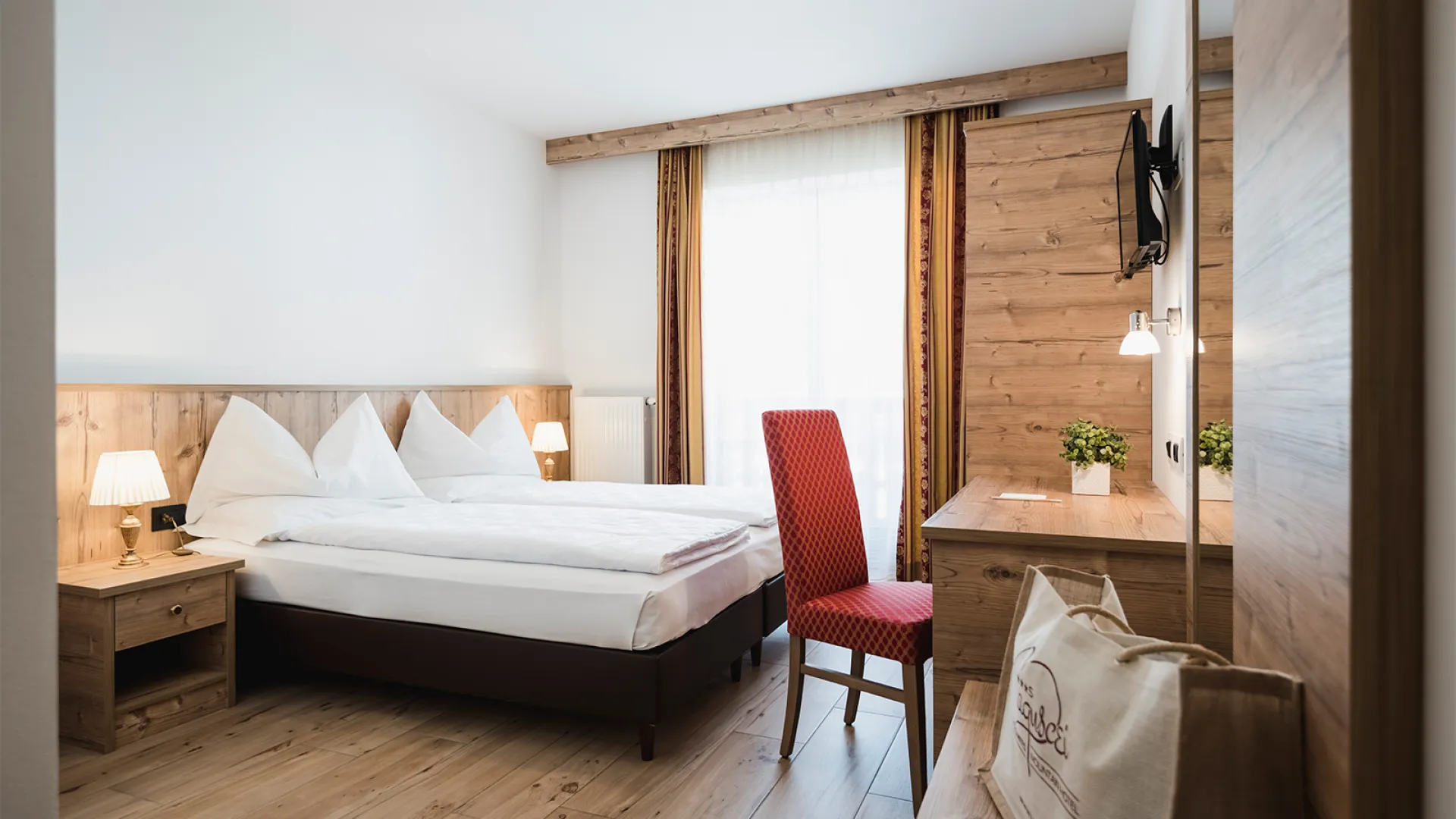 https://cdn.altabadia.it/1047/conversions/01-hotel-laguscei-header.webp