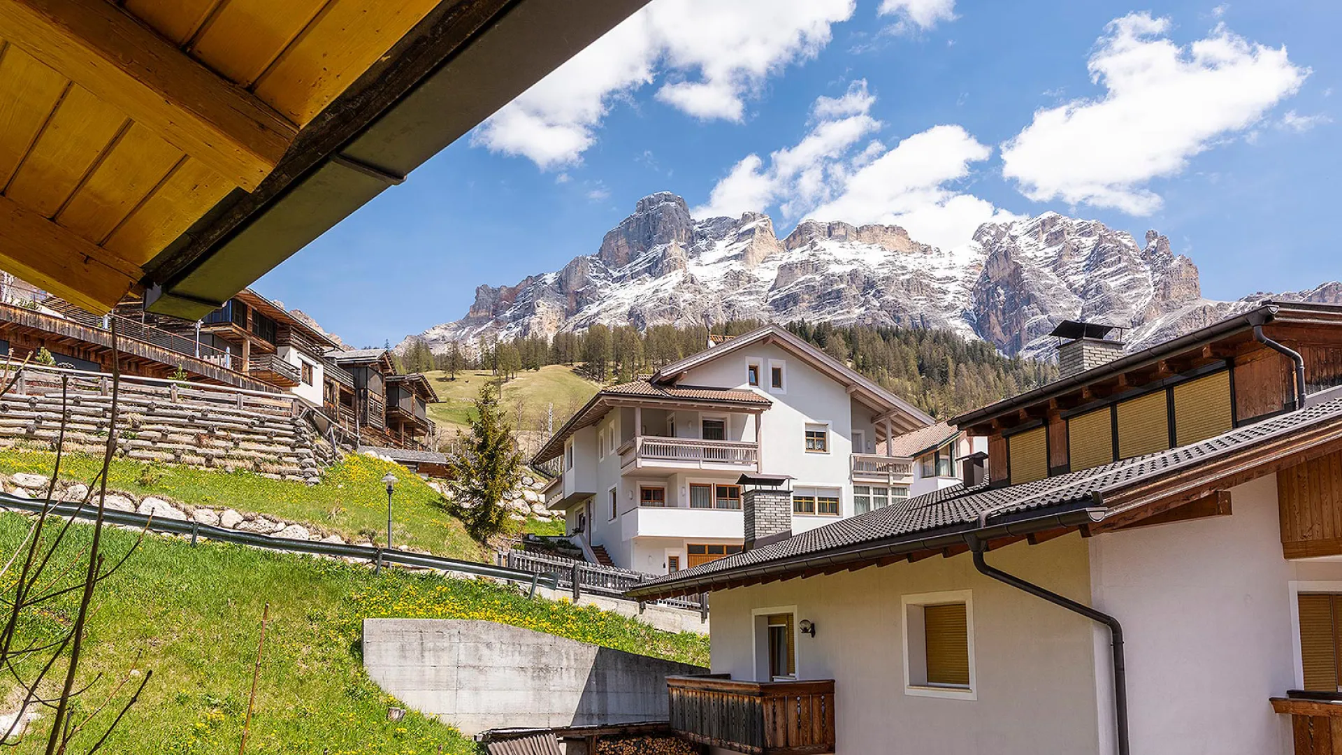 https://cdn.altabadia.it/1247/conversions/01-bosco-verde-val-badia-header.webp