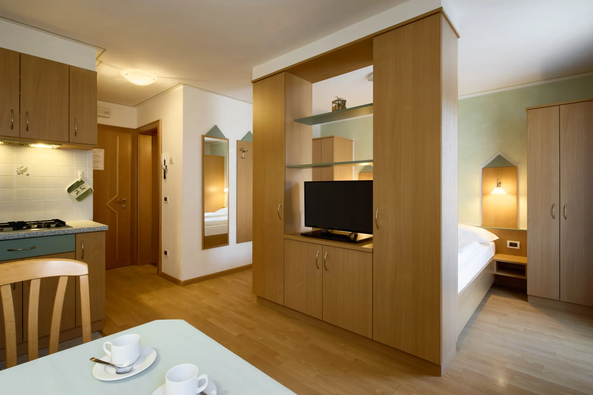 https://cdn.altabadia.it/6638/conversions/App.-2---Wohnraum_Bett-header.webp