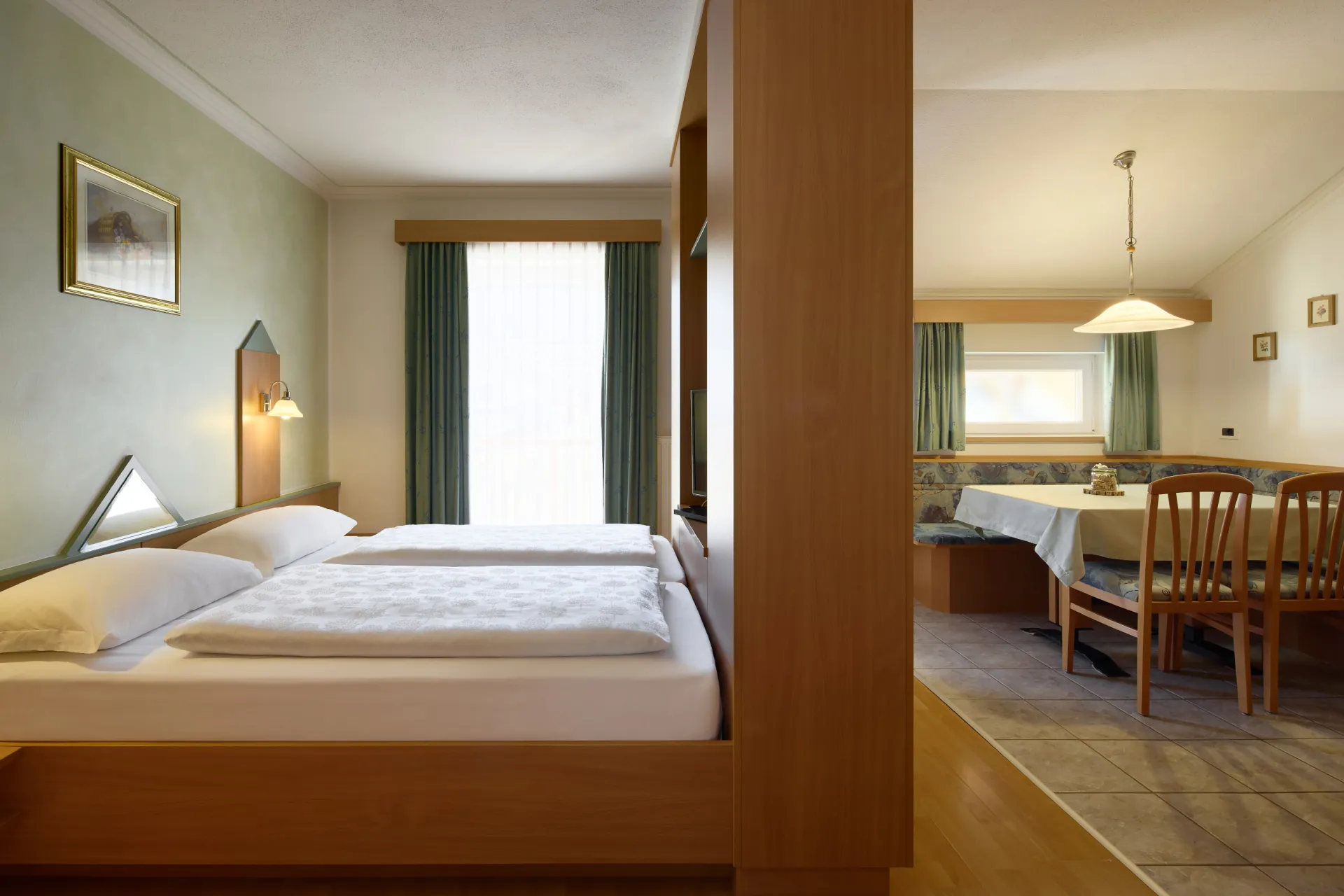 https://cdn.altabadia.it/6640/conversions/App.-4---Wohnraum-header.webp
