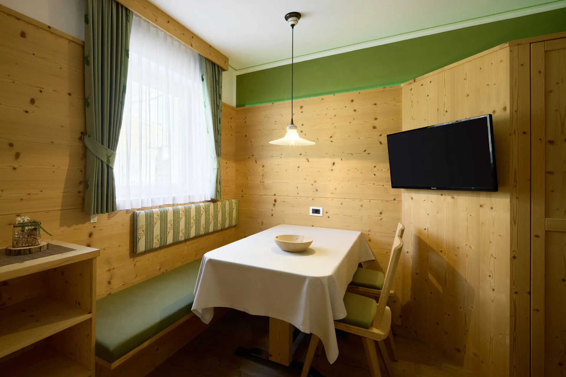 https://cdn.altabadia.it/6643/conversions/App.-5---Esszimmer-header.webp