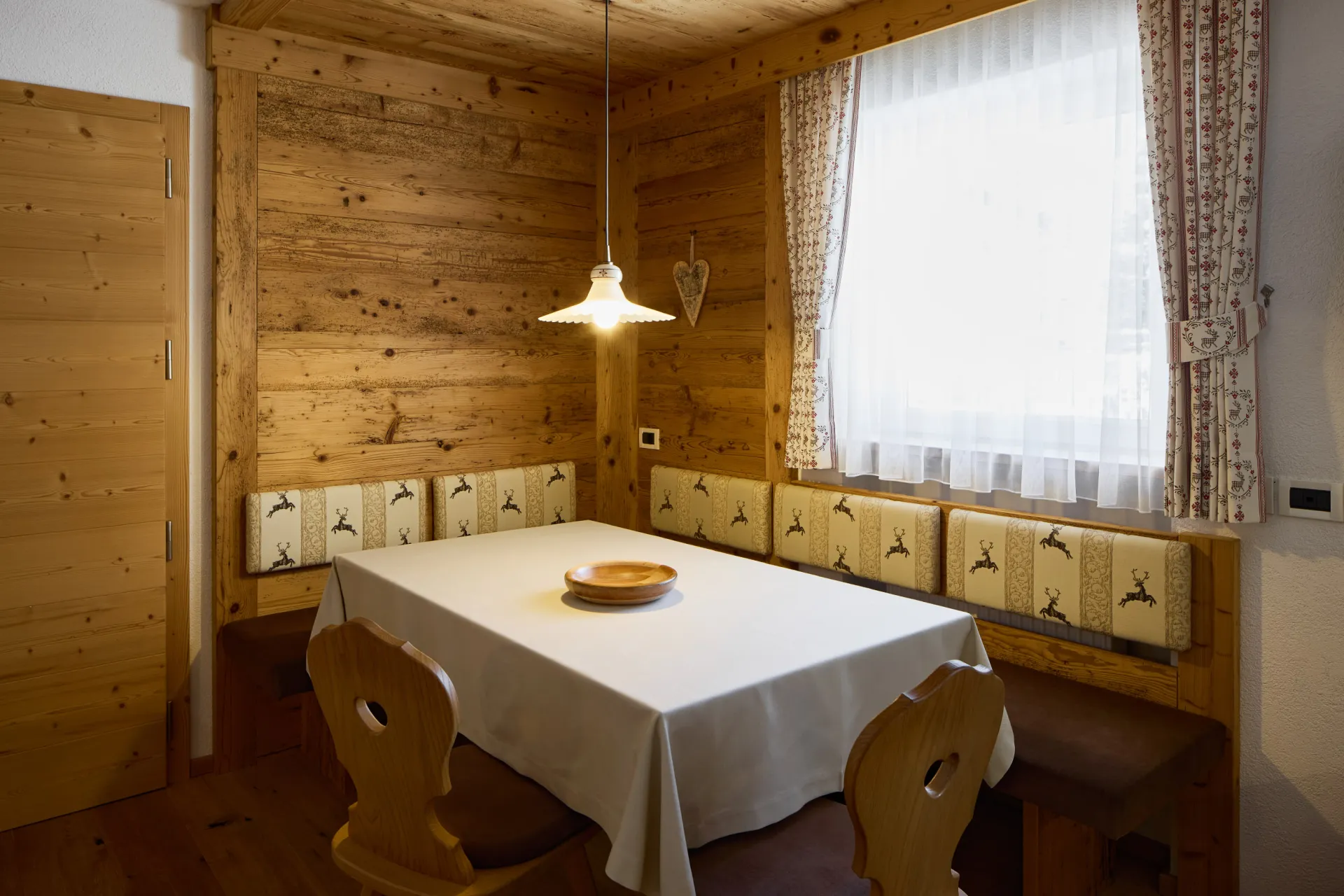 https://cdn.altabadia.it/6647/conversions/App.-6---Esstisch-header.webp
