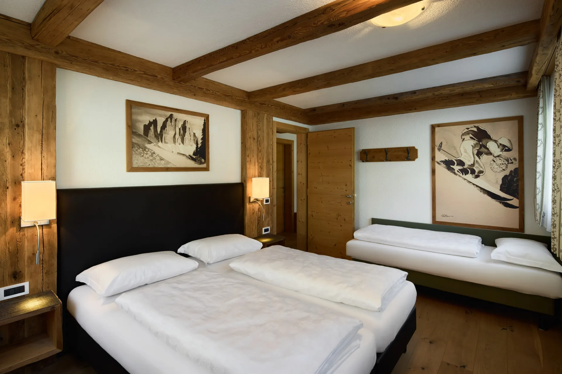 https://cdn.altabadia.it/6648/conversions/App.-6---Schlafzimmer-1-Schlafsofa-offen-header.webp
