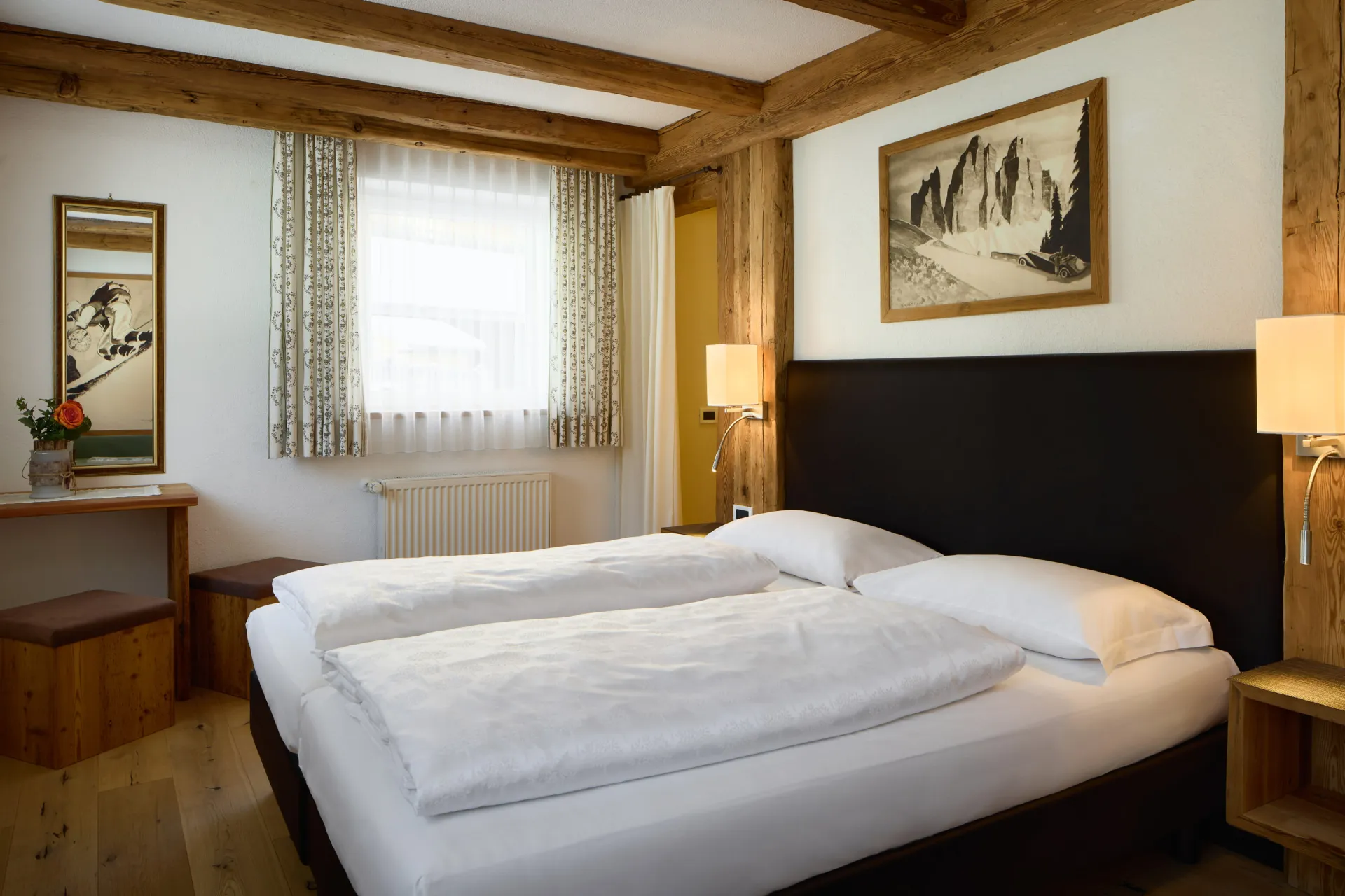 https://cdn.altabadia.it/6650/conversions/App.-6---Schlafzimmer-1-header.webp