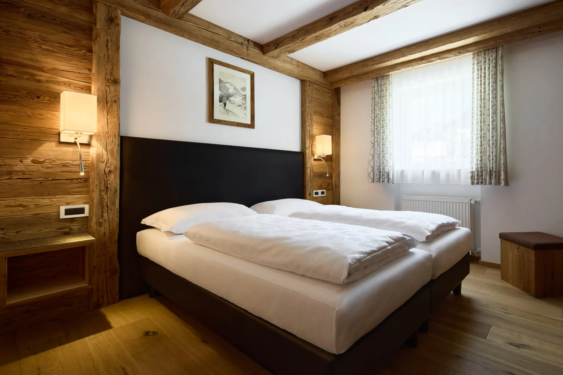 https://cdn.altabadia.it/6651/conversions/App.-6---Schlafzimmer-2-header.webp