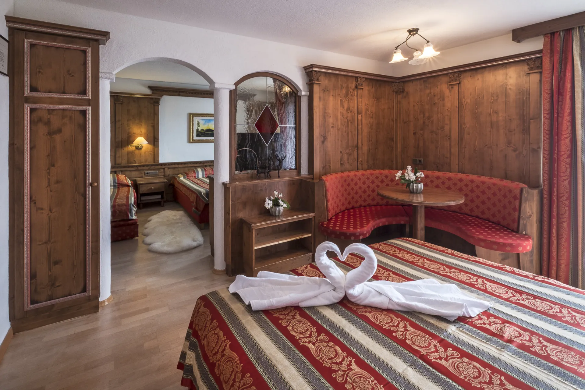https://cdn.altabadia.it/679/conversions/hotelserena_interior_027_web-header.webp