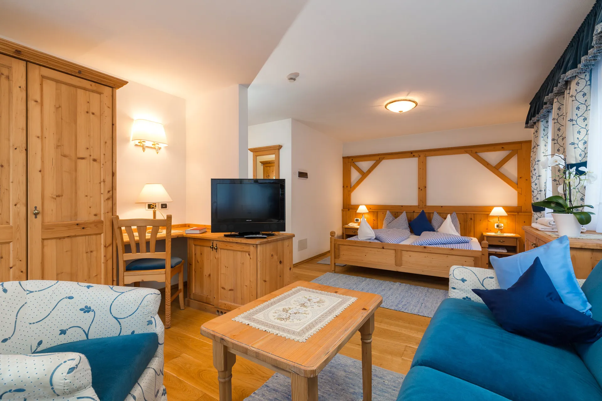 https://cdn.altabadia.it/816/conversions/hotel_bel_sit_corvara_alta_badia_camera_junior_suite_05-header.webp