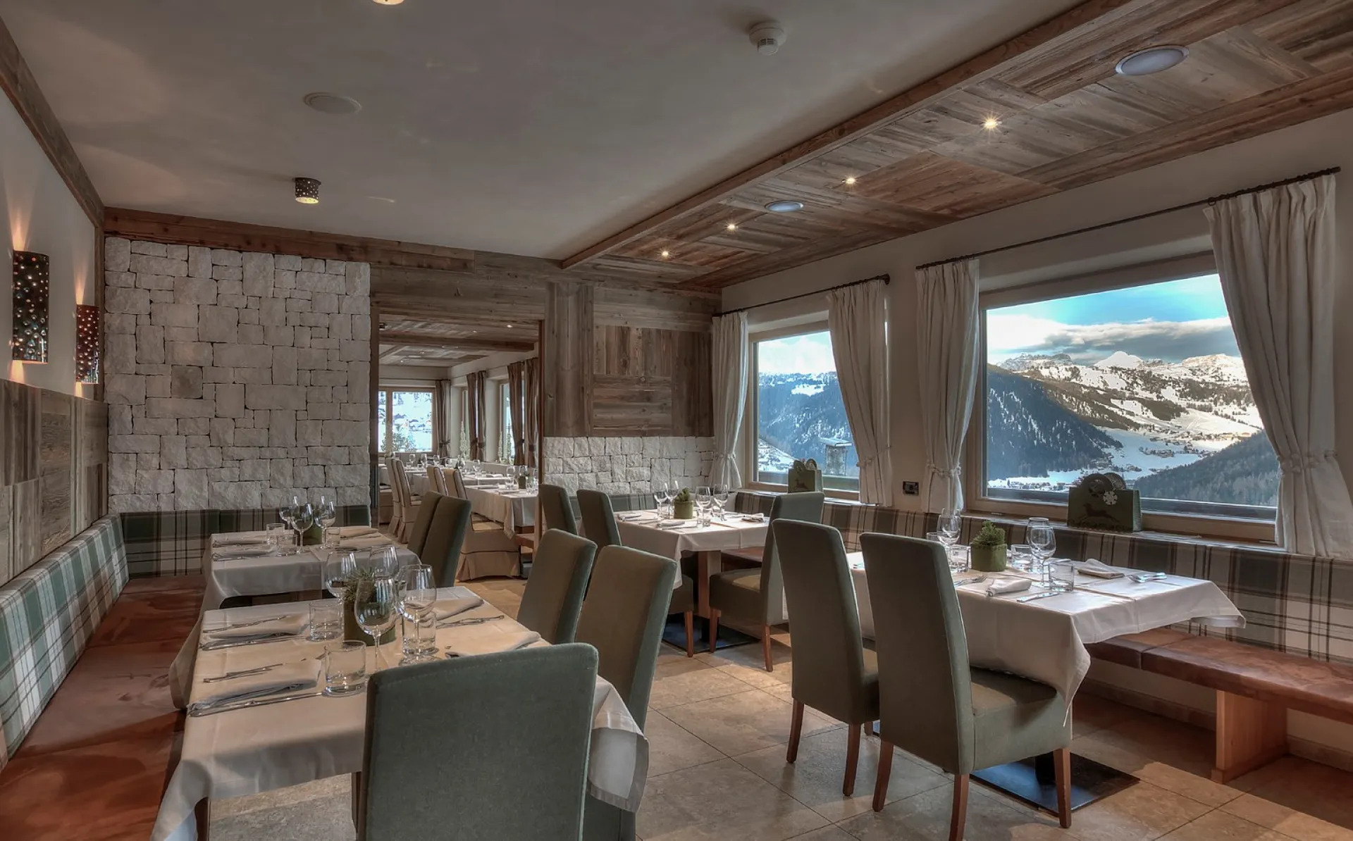 https://cdn.altabadia.it/995/conversions/foto-ristorante-header.webp